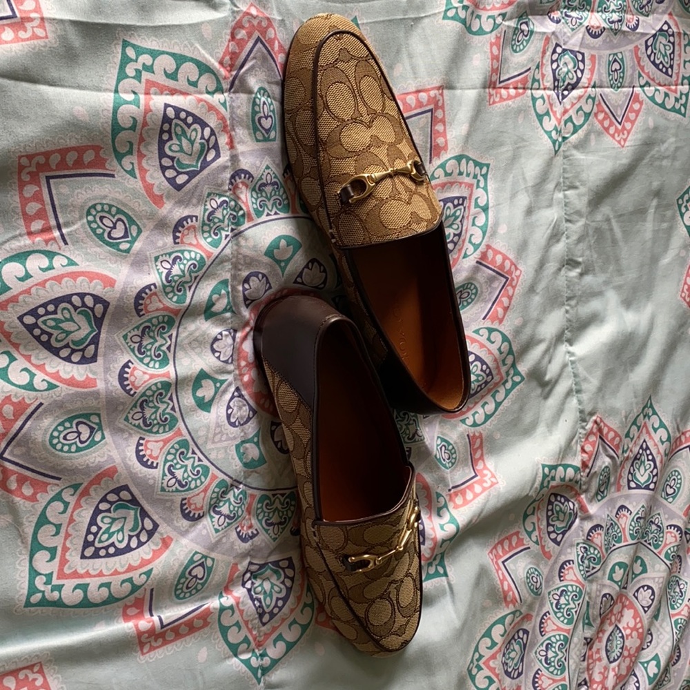 I am selling coach shoes size 7.5